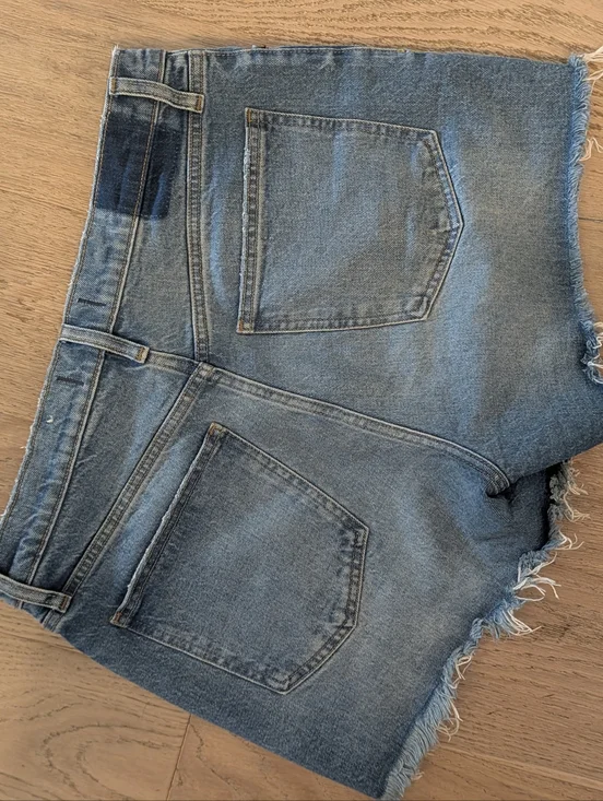 A&F - 4 In High Rise Mom Short - Picture 3 of 3